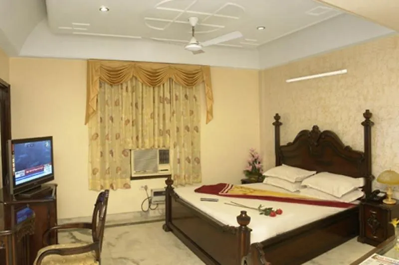 Hotel O Golden Δελχί 3*,